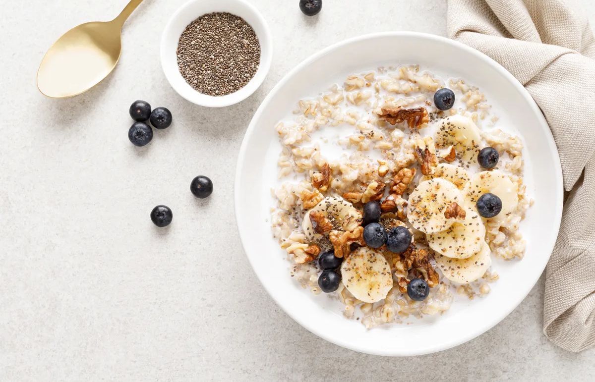 Có thể ăn kết hợp yến mạch ngâm với hoa quả để bổ sung dinh dưỡng