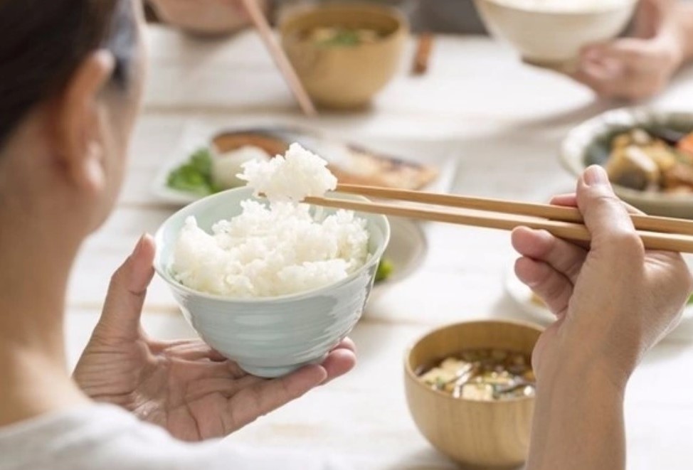 Bạn nên bổ sung nguồn đạm tươi để ăn cùng với cơm hộp ăn liền