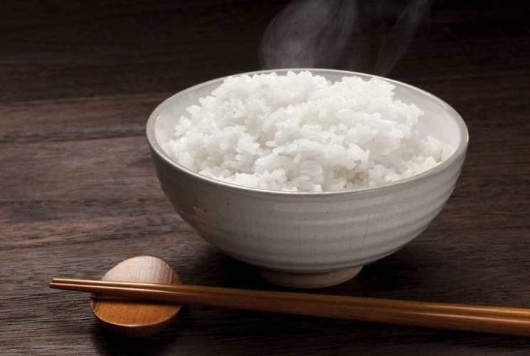 Cơm ăn liền thường được sản xuất từ gạo đã qua xử lý nhiệt hoặc sấy khô