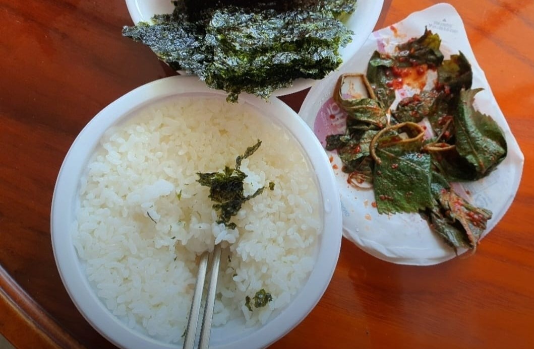 Bạn nên hâm nóng kỹ cơm đóng gói để đảm bảo an toàn trước khi sử dụng lại