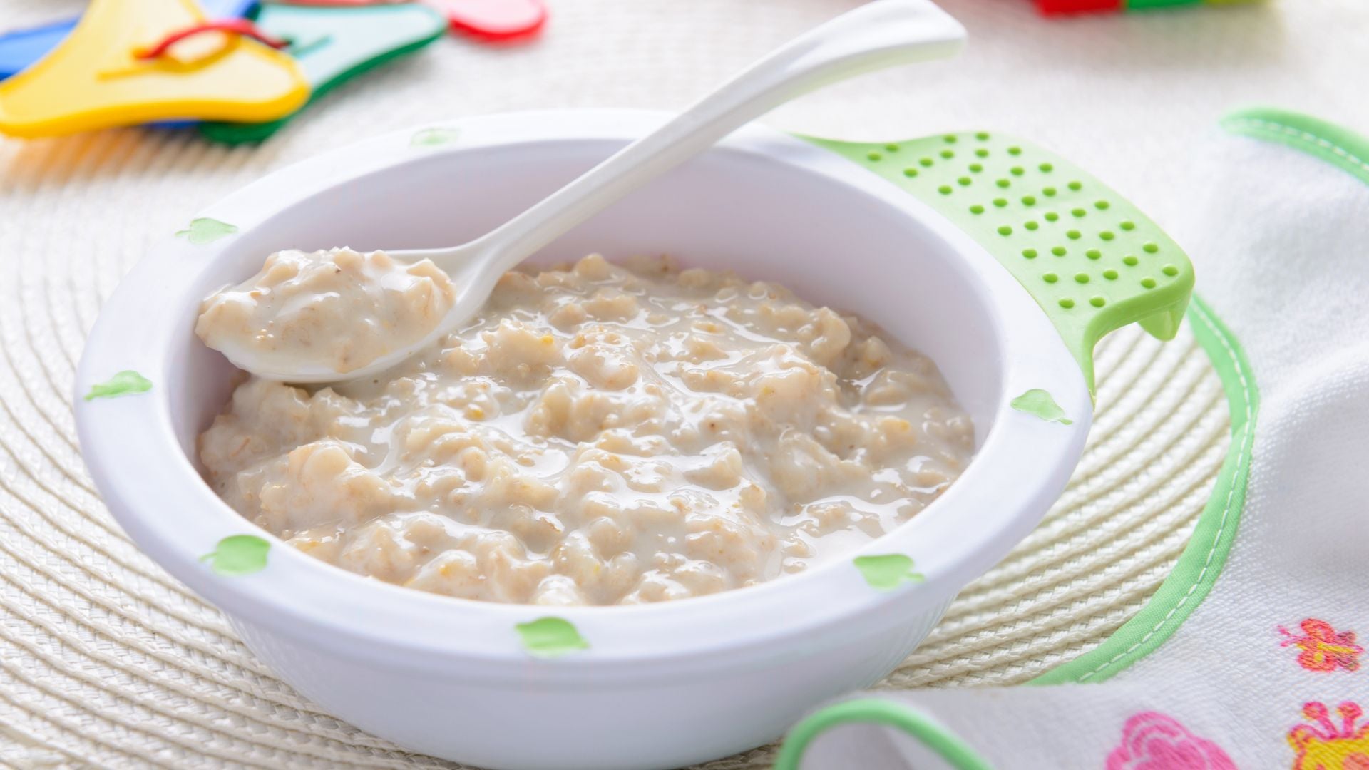 Ba mẹ có thể bổ sung yến mạch vào thực đơn ăn dặm của trẻ trên 6 tháng tuổi