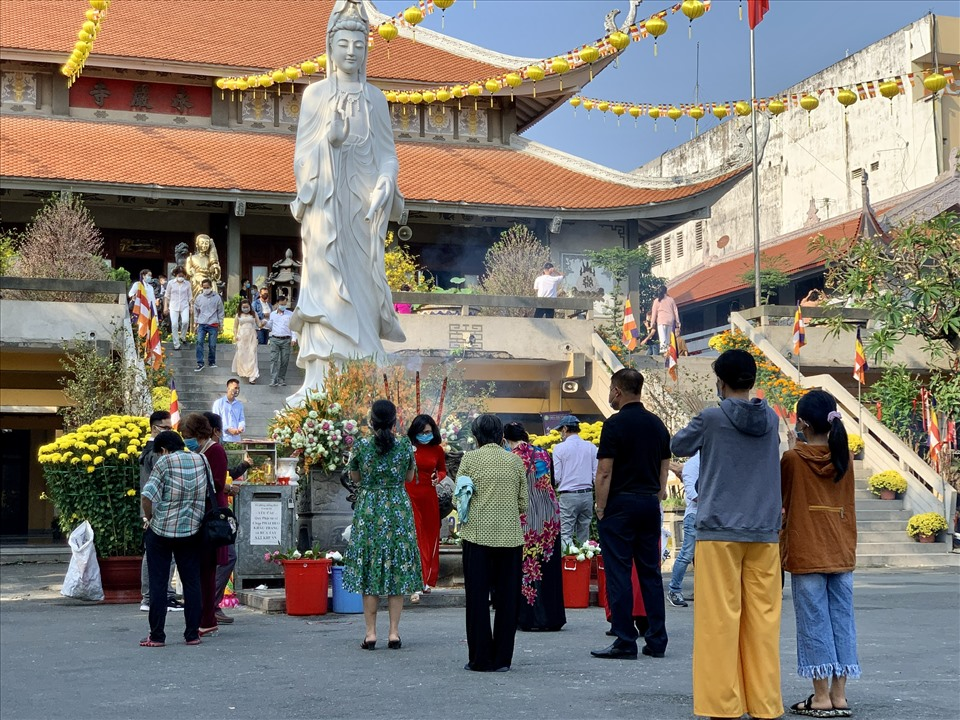 dau-nam-di-le-den-hay-chua-truoc-can-chuan-bi-nhung-gi-de-ca-nam-may-man-1