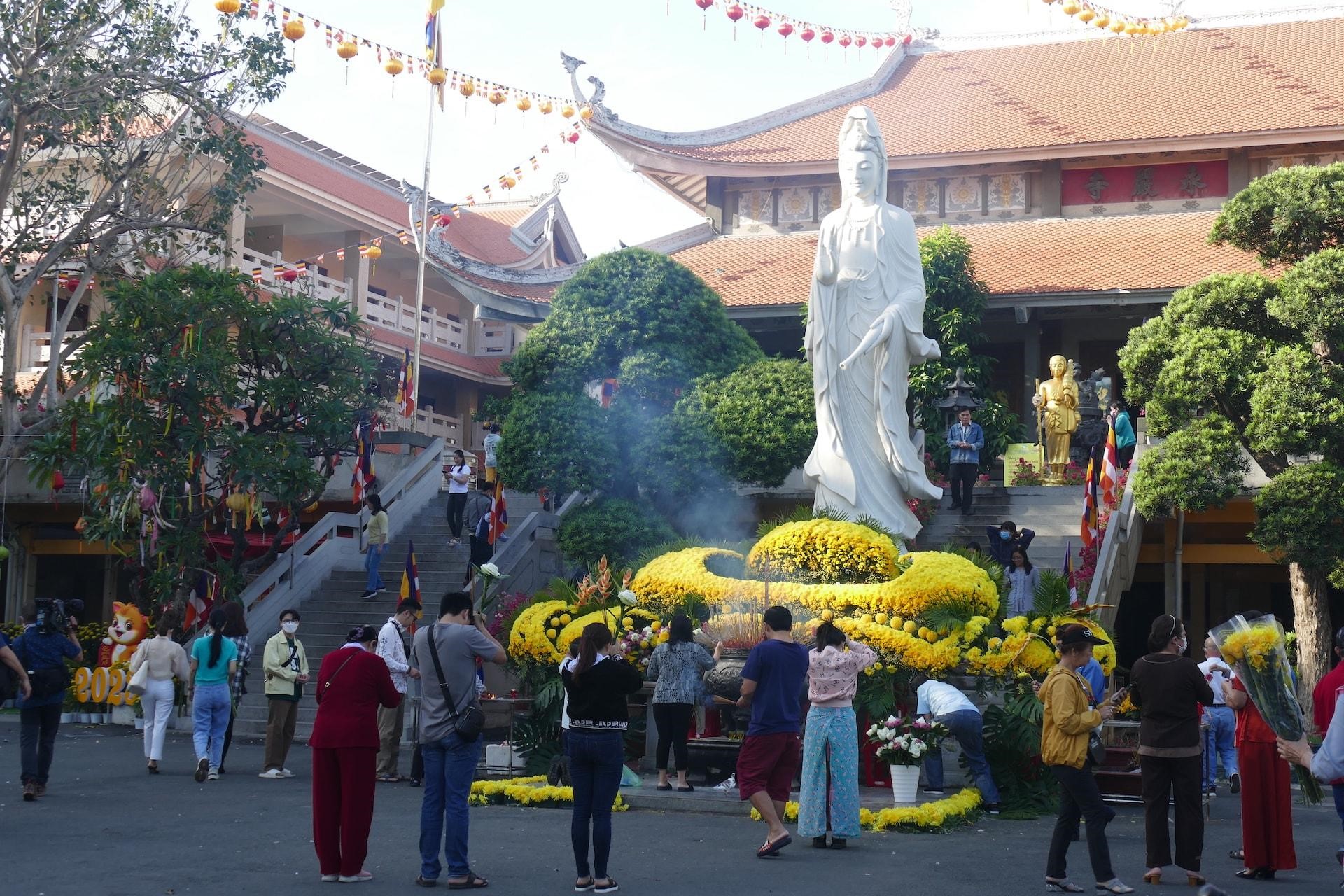 van-khan-ram-thang-gieng-nam-2025-day-du-chi-tiet-nhat-3