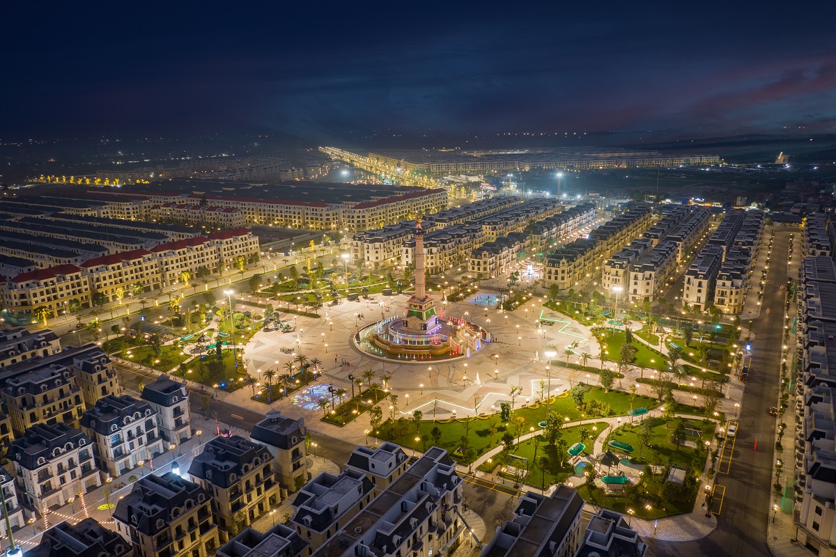 Quảng trường Kinh đô Ánh sáng mang đậm tinh thần "Paris hoa lệ" với tháp tượng thần Ánh sáng cao 50m, trên tay cầm ngọn đuốc thịnh vượng - biểu tượng cho sự phồn thịnh của quần thể đô thị và trung tâm mới phía đông thủ đô.
