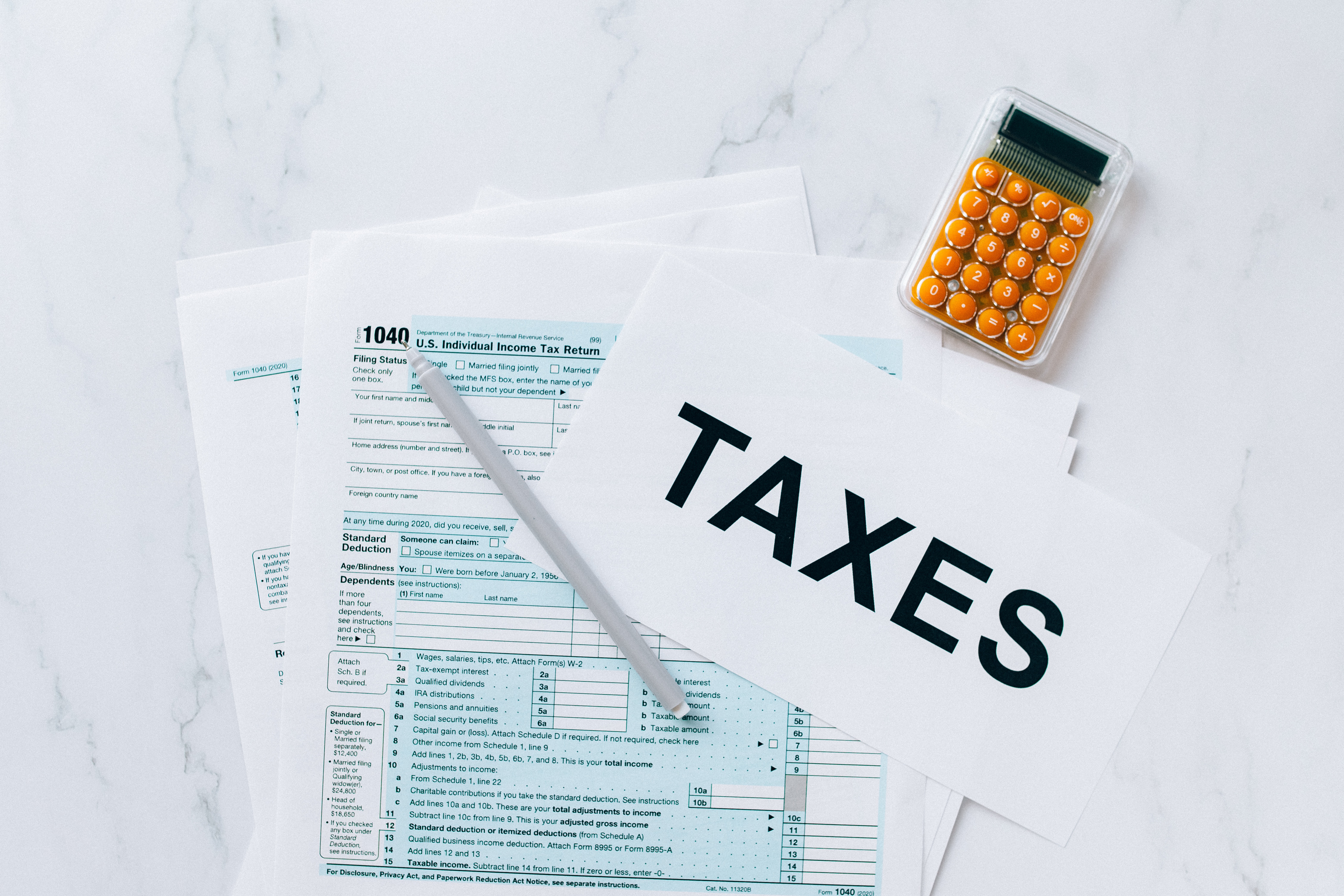 Việc tính thuế chuyển nhượng bất động sản được căn cứ trên giá trị giao dịch thực tế và được tính trên cơ sở thuế suất được quy định tại Luật Thuế Tài sản.