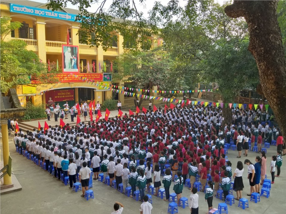 Lễ chào cờ đầu tuần của thầy và trò trường tiểu học Nông nghiệp, Gia Lâm, Hà Nội