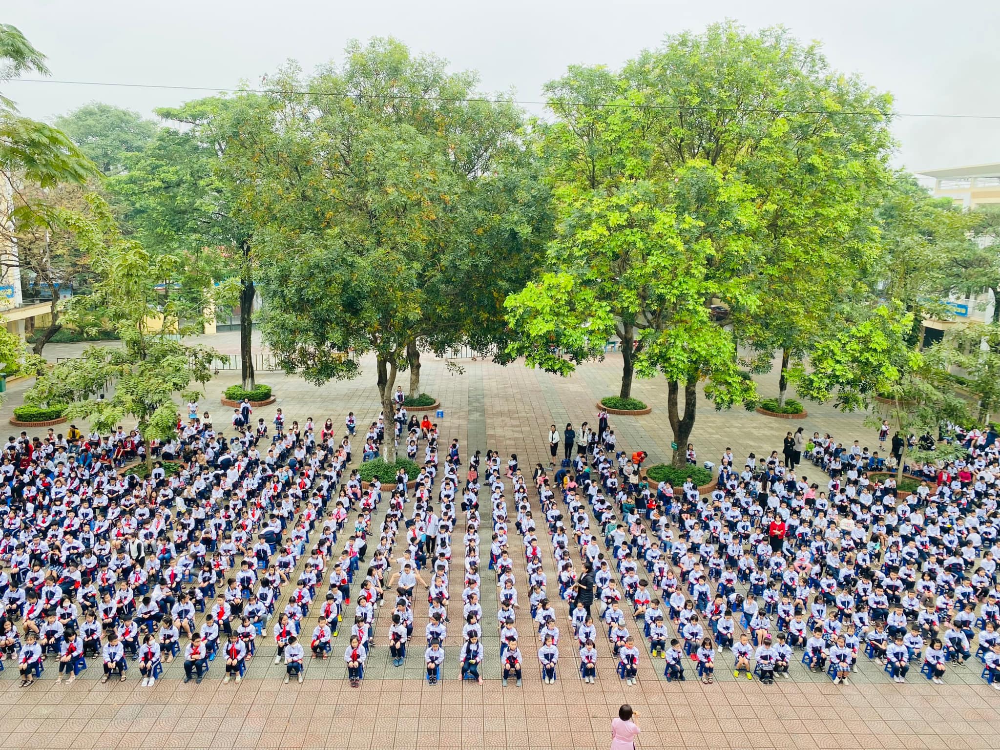 Buổi sinh hoạt tập thể của thầy và trò trường tiểu học Việt Hưng, Long Biên