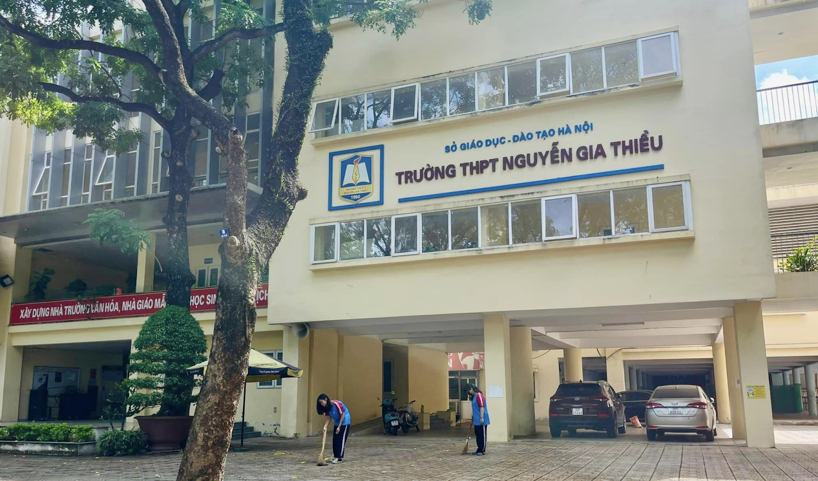 Khuôn viên tại trường THPT Nguyễn Gia Thiều, quận Long Biên, Hà Nội