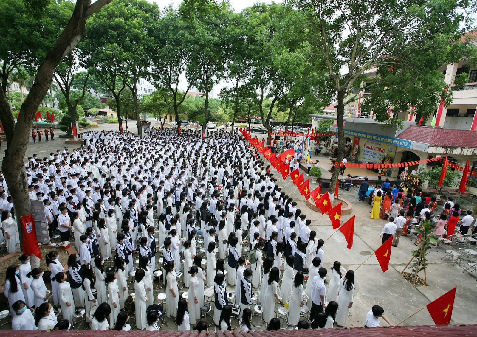 Trường THPT Lý Thường Kiệt là trường có điểm đầu vào cao thứ hai sau trường THPT Nguyễn Gia Thiều tại khu vực Long Biên, Hà Nội